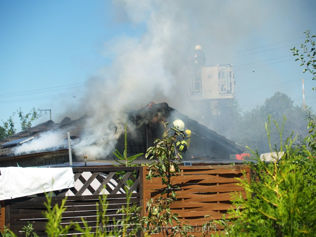 Gartenlaube in Vollbrand Koeln Poll Im Gremberger Waeldchen P188.JPG